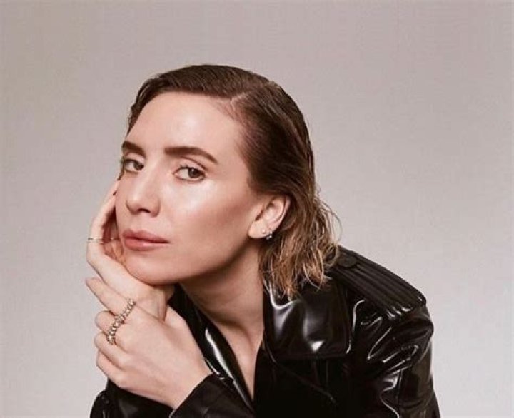 
Is Brad Pitt Married to a Wife? or Dating a Girlfriend? 